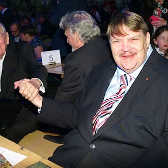 Bernd Posselt (r), Sprecher der Sudetendeutschen Volksgruppe, mit dem Schriftsteller Milan Uhde (l), dem diesjährigen Preisträger des Europäischen Karlspreises der Sudetendeutschen, an einem Tisch. / Foto: Michael Heitmann/dpa
