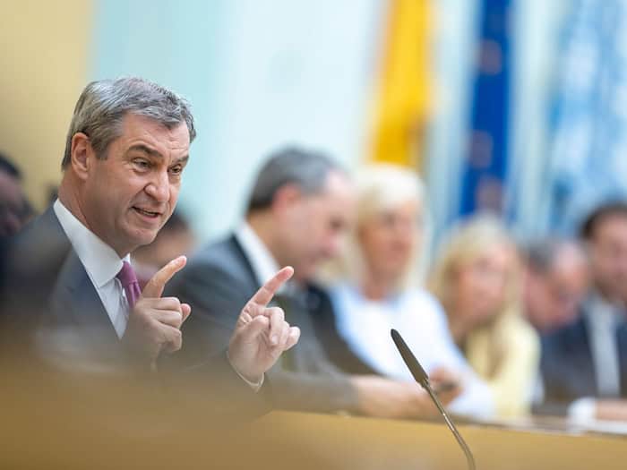 Nicht nur optisch setzt Ministerpräsident Markus Söder (CSU) in seiner Regierungserklärung neue Akzente. / Foto: Peter Kneffel/dpa