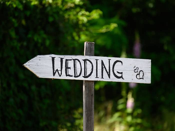 Spontan heiraten? Die evangelische Kirche macht das auch heuer wieder möglich. (Symbolbild) / Foto: Robert Michael/dpa