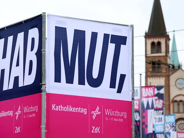 Der Bundespräsident mischt sich in Würzburg unters Volk.  / Foto: Karl-Josef Hildenbrand/dpa