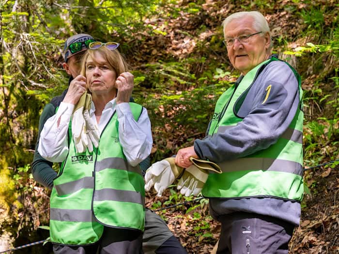Bundespräsident Frank-Walter Steinmeier und seine Frau Elke Büdenbender haben die Freiwilligenjacken des DAV angelegt, um mitzuhelfen.  / Foto: Peter Kneffel/dpa
