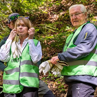 Bundespräsident Frank-Walter Steinmeier und seine Frau Elke Büdenbender haben die Freiwilligenjacken des DAV angelegt, um mitzuhelfen.  / Foto: Peter Kneffel/dpa