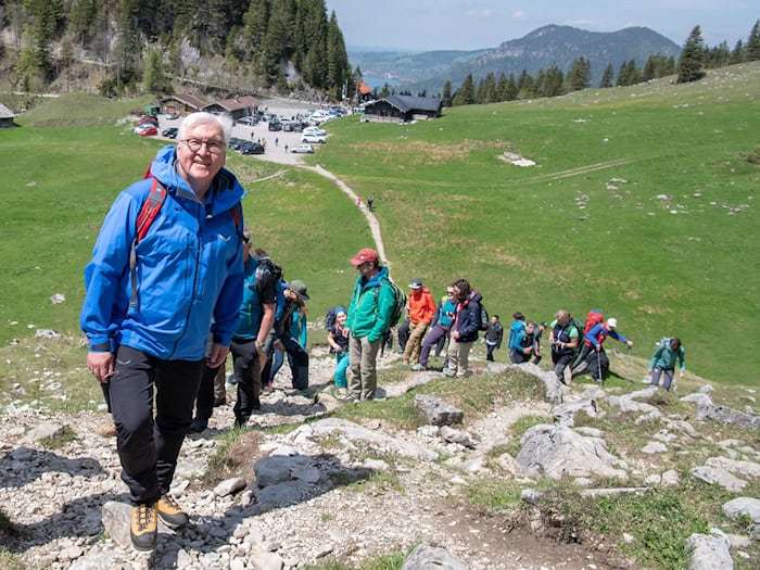 Schon 2019 wanderte der Bundespräsident mit dem Alpenverein und würdigte ehrenamtliche Leistungen. (Archivbild)  / Foto: Peter Kneffel/dpa
