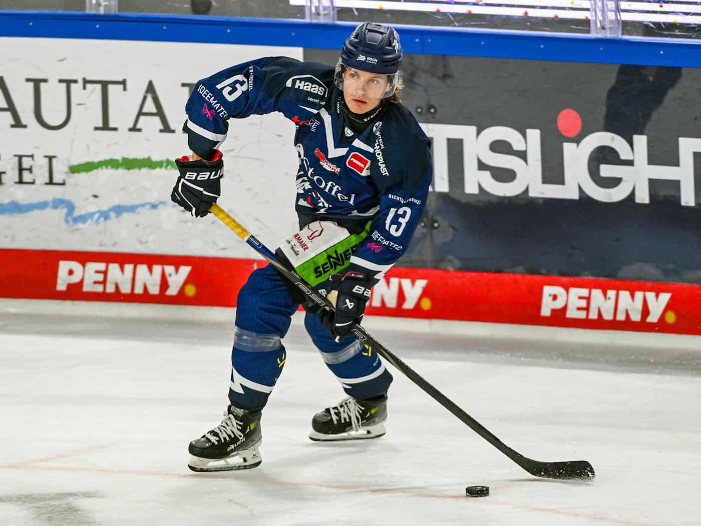 Mario Zimmermann bleibt den Straubing Tigers erhalten. (Archivbild) / Foto: Armin Weigel/dpa