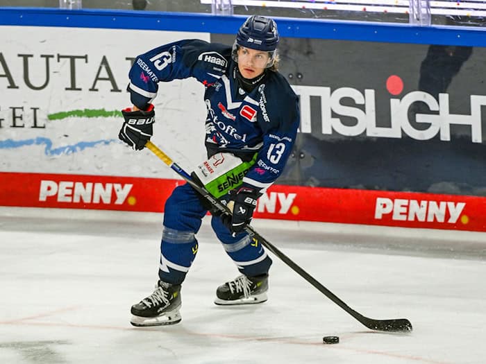 Mario Zimmermann bleibt den Straubing Tigers erhalten. (Archivbild) / Foto: Armin Weigel/dpa