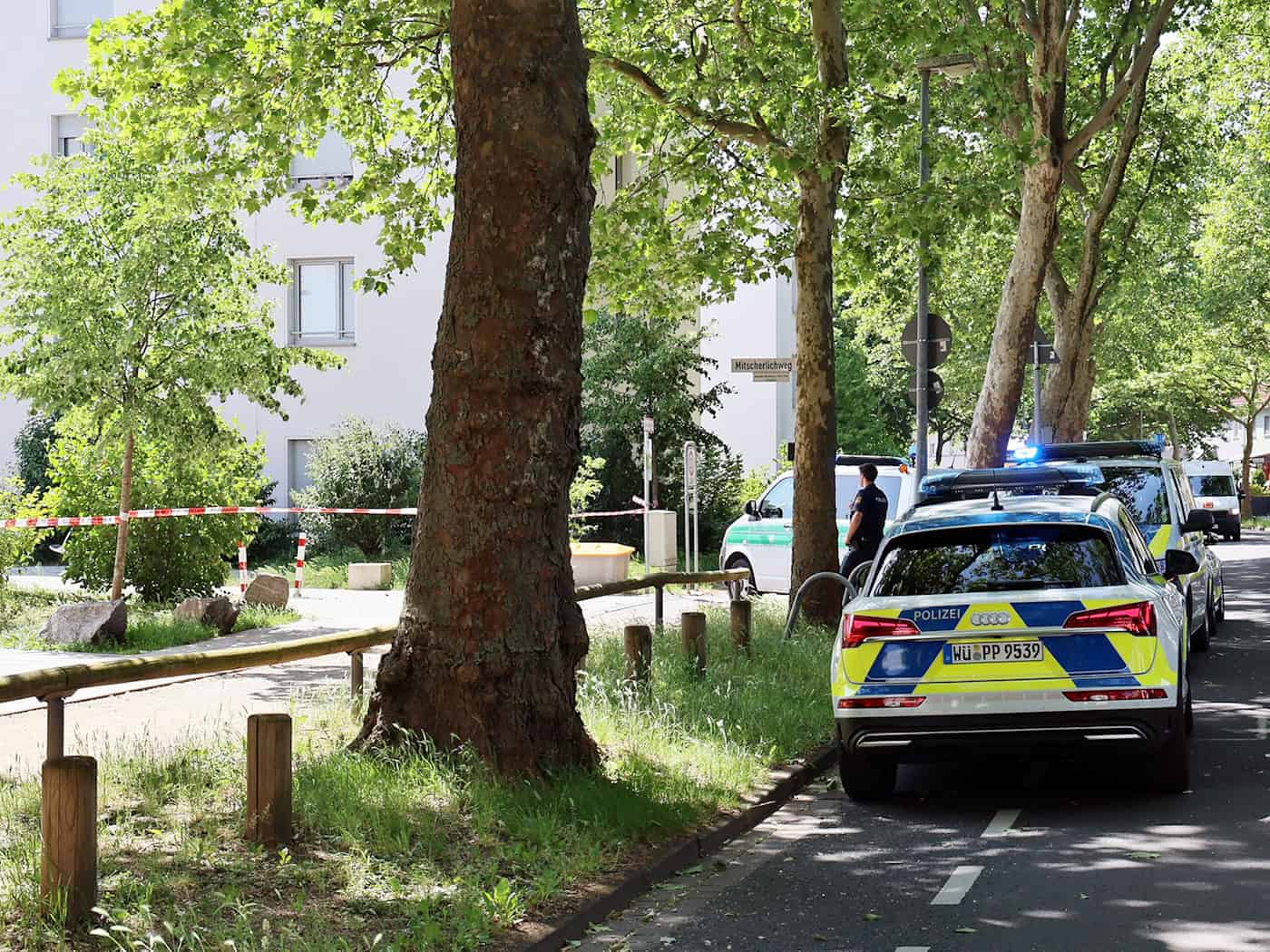 Ein Streit unter Nachbarn in Aschaffenburg ist eskaliert. Ein 38 Jahre alter Mann zeigte nach Polizeiangaben auf dem Balkon provokativ eine Schusswaffe.  / Foto: Ralf Hettler/dpa