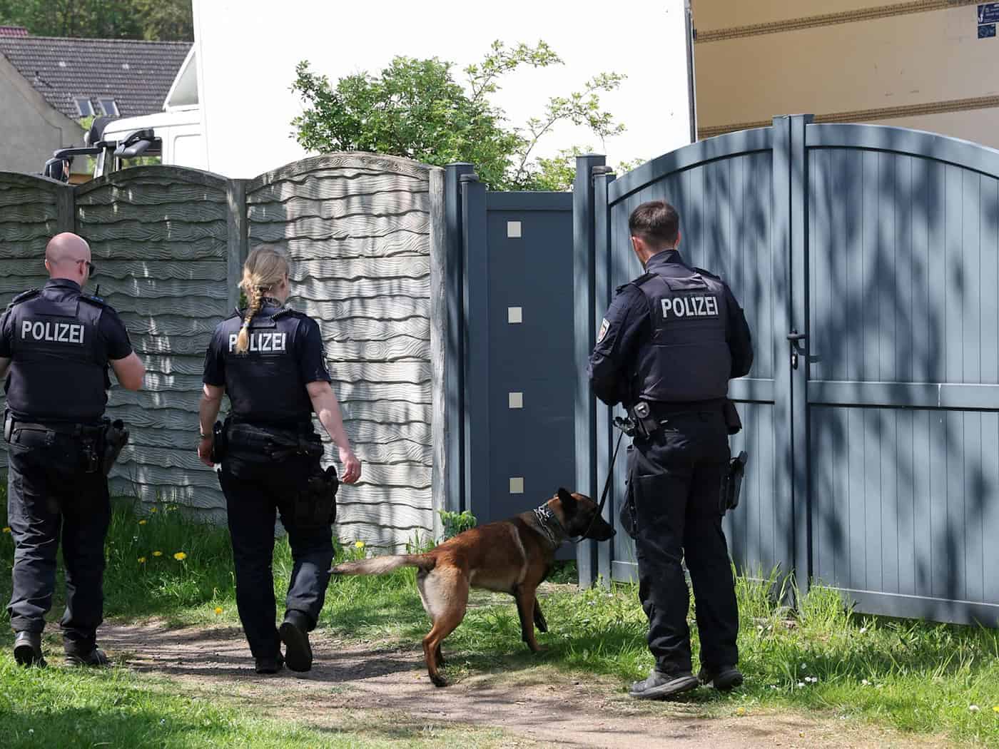Neben Goldspürhunden kommen laut LKA auch Bargeldspürhunde und ein Röntgenmobil vom Zoll zum Einsatz.   / Foto: Bernd Wüstneck/dpa