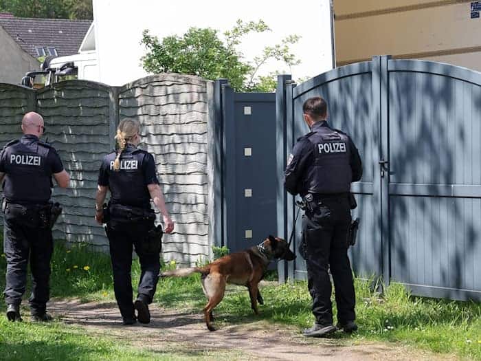 Neben Goldspürhunden kommen laut LKA auch Bargeldspürhunde und ein Röntgenmobil vom Zoll zum Einsatz.   / Foto: Bernd Wüstneck/dpa