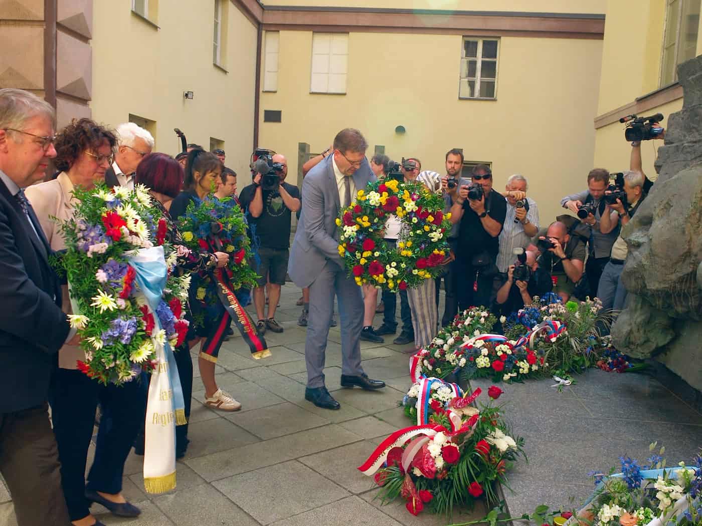 Zum Abschluss des Sudetendeutschen Tags wurden an einem ehemaligen Gestapo-Gefängnis Kränze und Blumen niedergelegt. / Foto: Michael Heitmann/dpa