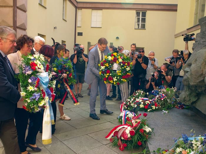 Zum Abschluss des Sudetendeutschen Tags wurden an einem ehemaligen Gestapo-Gefängnis Kränze und Blumen niedergelegt. / Foto: Michael Heitmann/dpa