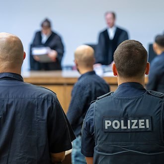 Der Ladenbesitzer steht nun zum zweiten Mal vor Gericht. (Archivbild) / Foto: Peter Kneffel/dpa