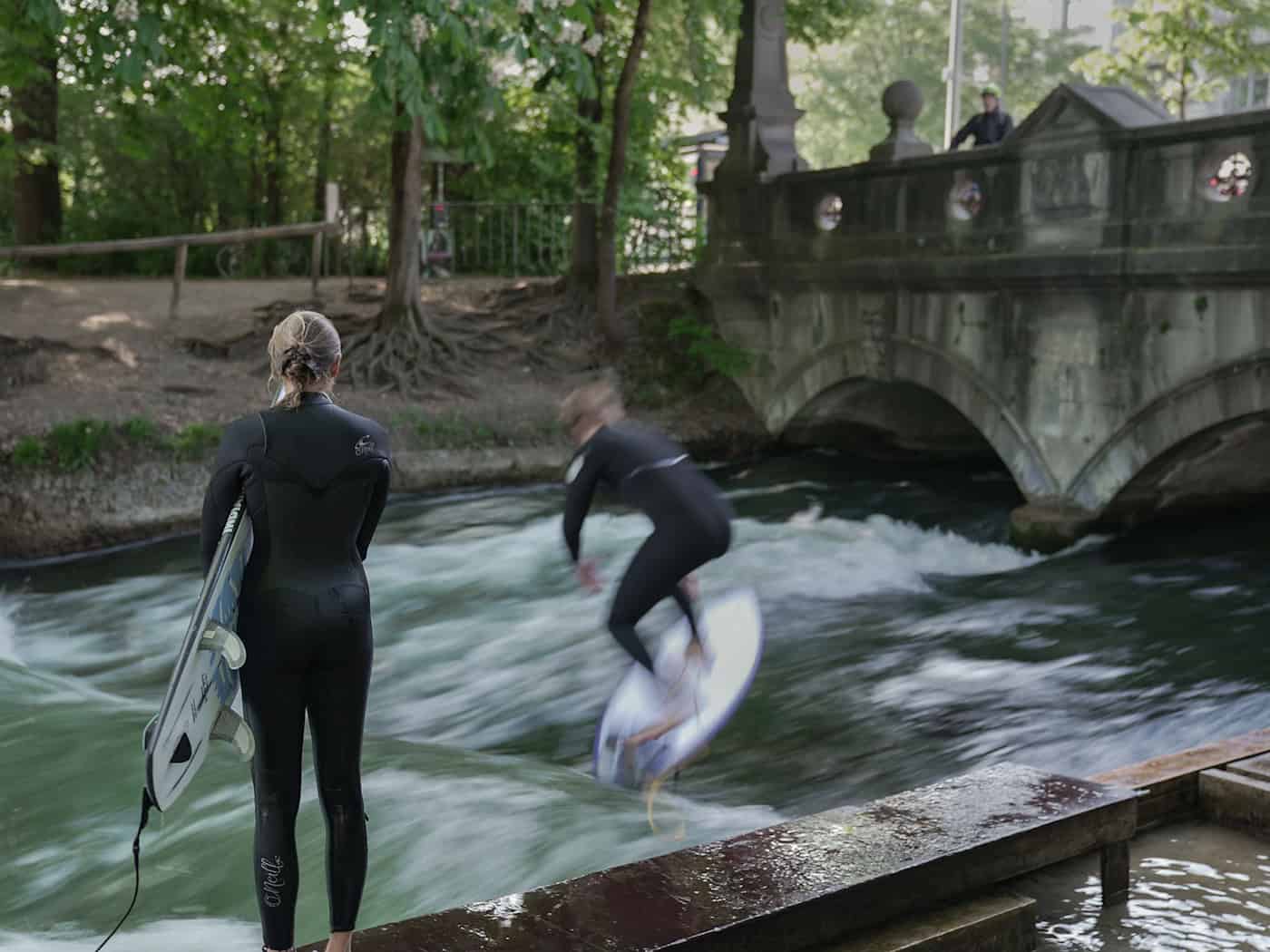 Viele Surfer können sich freuen: Die Eisbachwelle kann ab sofort wieder genutzt werden.  / Foto: Ehsan Monajati/dpa