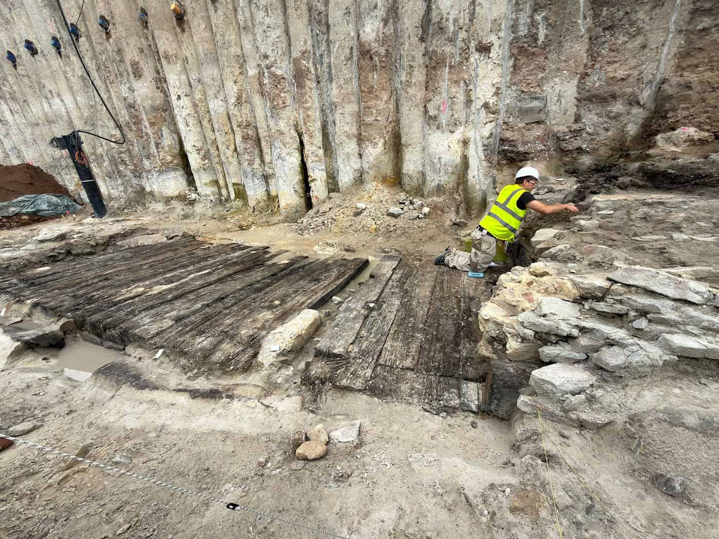 An der Stelle in Aschaffenburg war bisher keine eisenzeitliche Siedlung oder Ähnliches vermutet worden.  / Foto: Daniel Löb/dpa