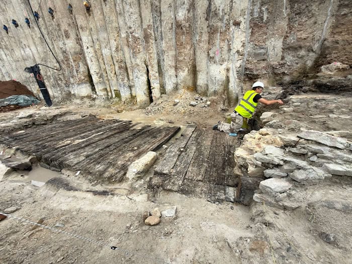 An der Stelle in Aschaffenburg war bisher keine eisenzeitliche Siedlung oder Ähnliches vermutet worden.  / Foto: Daniel Löb/dpa
