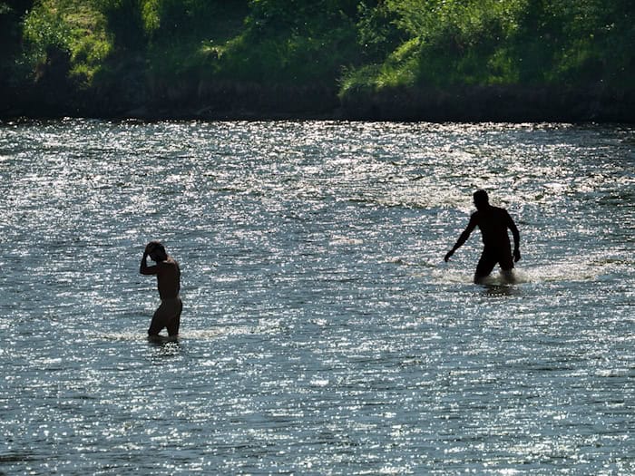 Es bleibt sommerlich im Freistaat. / Foto: Peter Kneffel/dpa