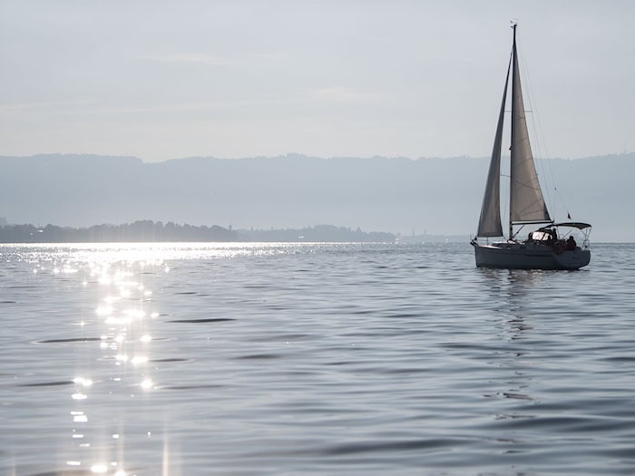 Nach einer tödlichen Kollision auf dem Bodensee kommt auf einen Motorbootfahrer ein zweiter Prozess zu. (Symbolbild) / Foto: Marijan Murat/dpa