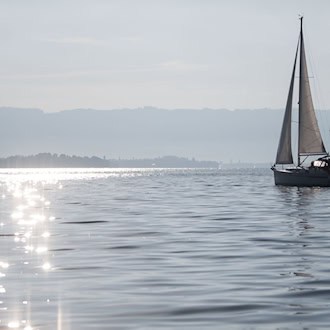 Nach einer tödlichen Kollision auf dem Bodensee kommt auf einen Motorbootfahrer ein zweiter Prozess zu. (Symbolbild) / Foto: Marijan Murat/dpa