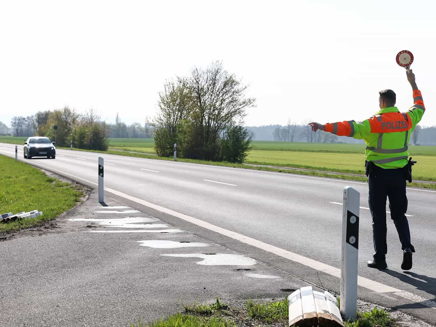 Bayernweit will die Polizei im Juni verstärkt auf Landstraßen kontrollieren. (Symbolbild)  / Foto: Daniel Löb/dpa