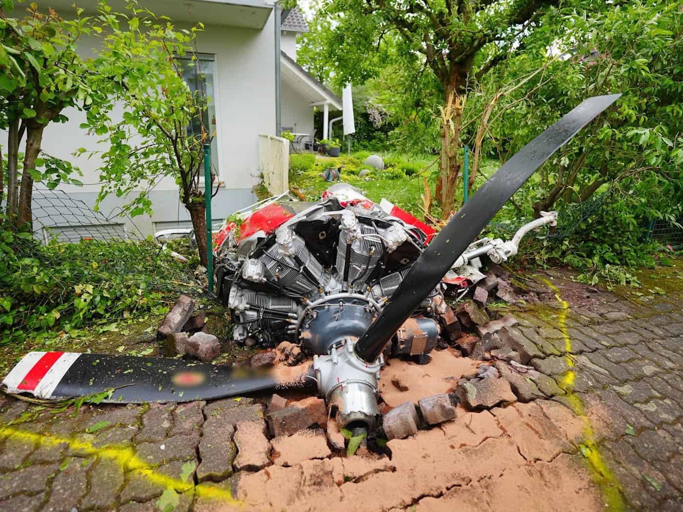 Ein Propeller der Maschine lag vor einem Wohnhaus. / Foto: Enrique Kaczor/onw-images/dpa