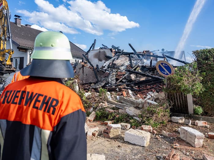 In den Trümmern des Hauses hatten Rettungskräfte im April einen Toten entdeckt. (Archivbild) / Foto: Armin Weigel/dpa