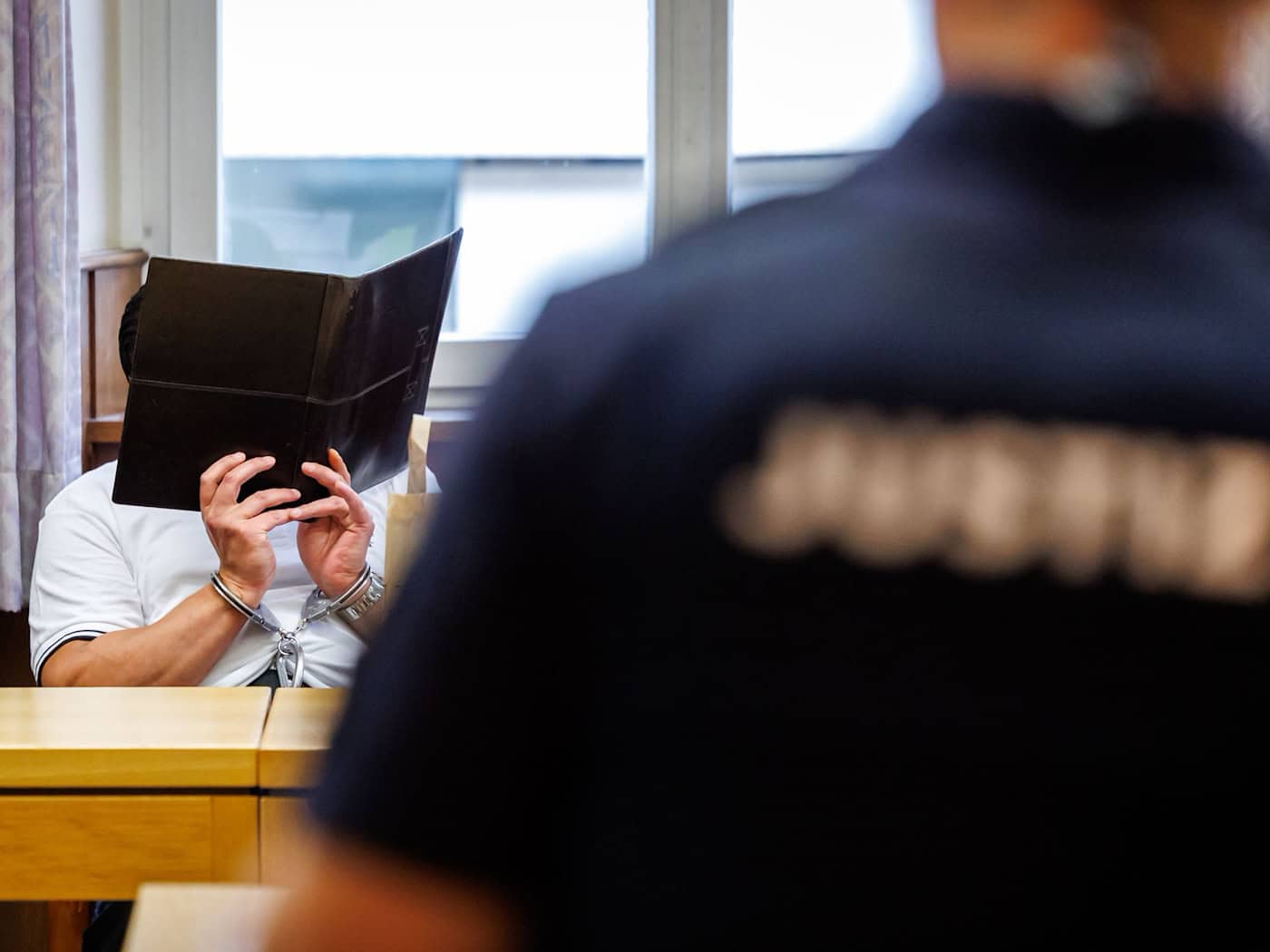 Der 40-Jährige stand unter anderem wegen schweren Raubs und gefährlicher Körperverletzung vor Gericht. (Archivbild) / Foto: Daniel Karmann/dpa
