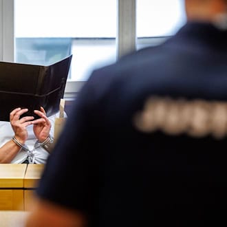 Der 40-Jährige stand unter anderem wegen schweren Raubs und gefährlicher Körperverletzung vor Gericht. (Archivbild) / Foto: Daniel Karmann/dpa