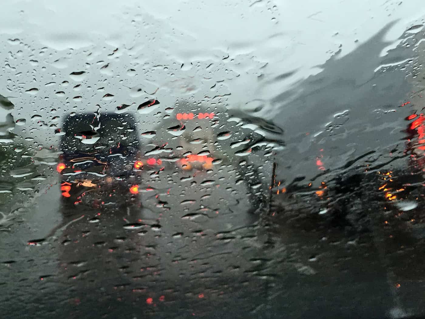 Auf der regennassen A7 passierten kurz hintereinander mehrere Unfälle. (Symbolbild) / Foto: picture alliance / dpa
