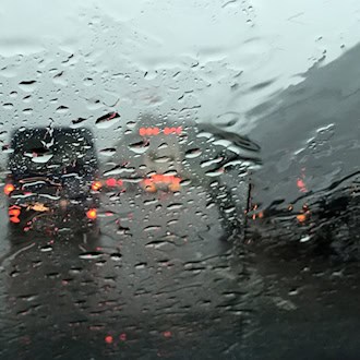 Auf der regennassen A7 passierten kurz hintereinander mehrere Unfälle. (Symbolbild) / Foto: picture alliance / dpa
