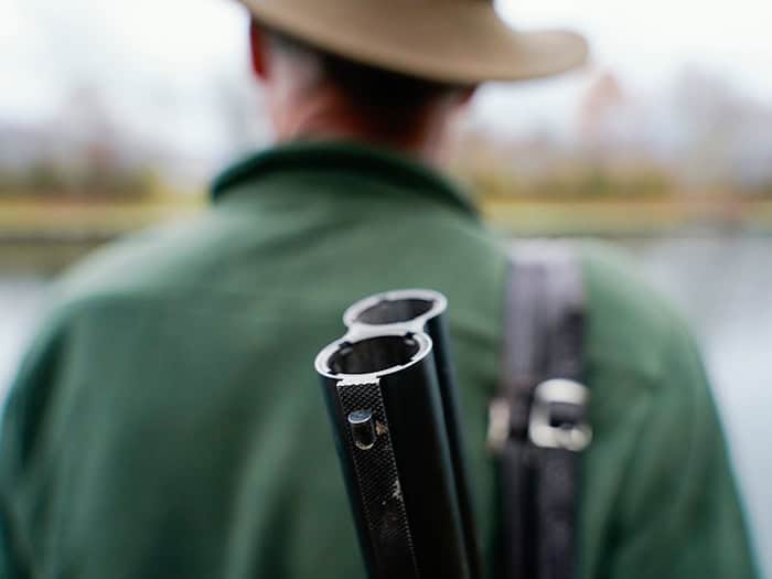 Bei einem 68-jährigen Jäger löste sich ein Schuss aus seiner Waffe und verletzte ihn schwer an der Hand. (Symbolbild) / Foto: Uwe Anspach/dpa