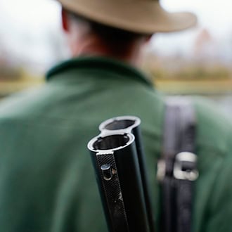 Bei einem 68-jährigen Jäger löste sich ein Schuss aus seiner Waffe und verletzte ihn schwer an der Hand. (Symbolbild) / Foto: Uwe Anspach/dpa