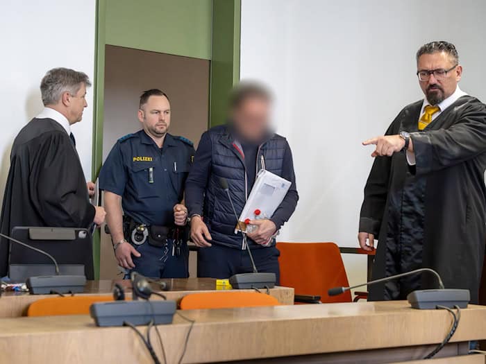 Einer der Angeklagten bei Prozessbeginn. (Archivbild).  / Foto: Peter Kneffel/dpa