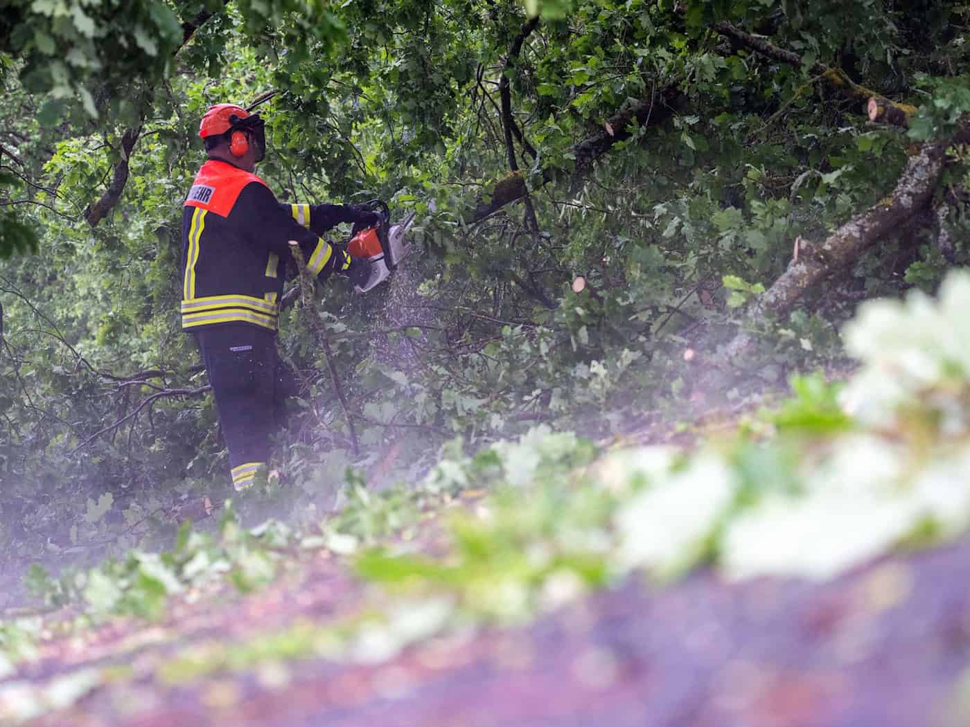 Die Feuerwehr räumt die bayerischen Straßen nach dem Unwetter wieder frei. / Foto: Pia Bayer/dpa