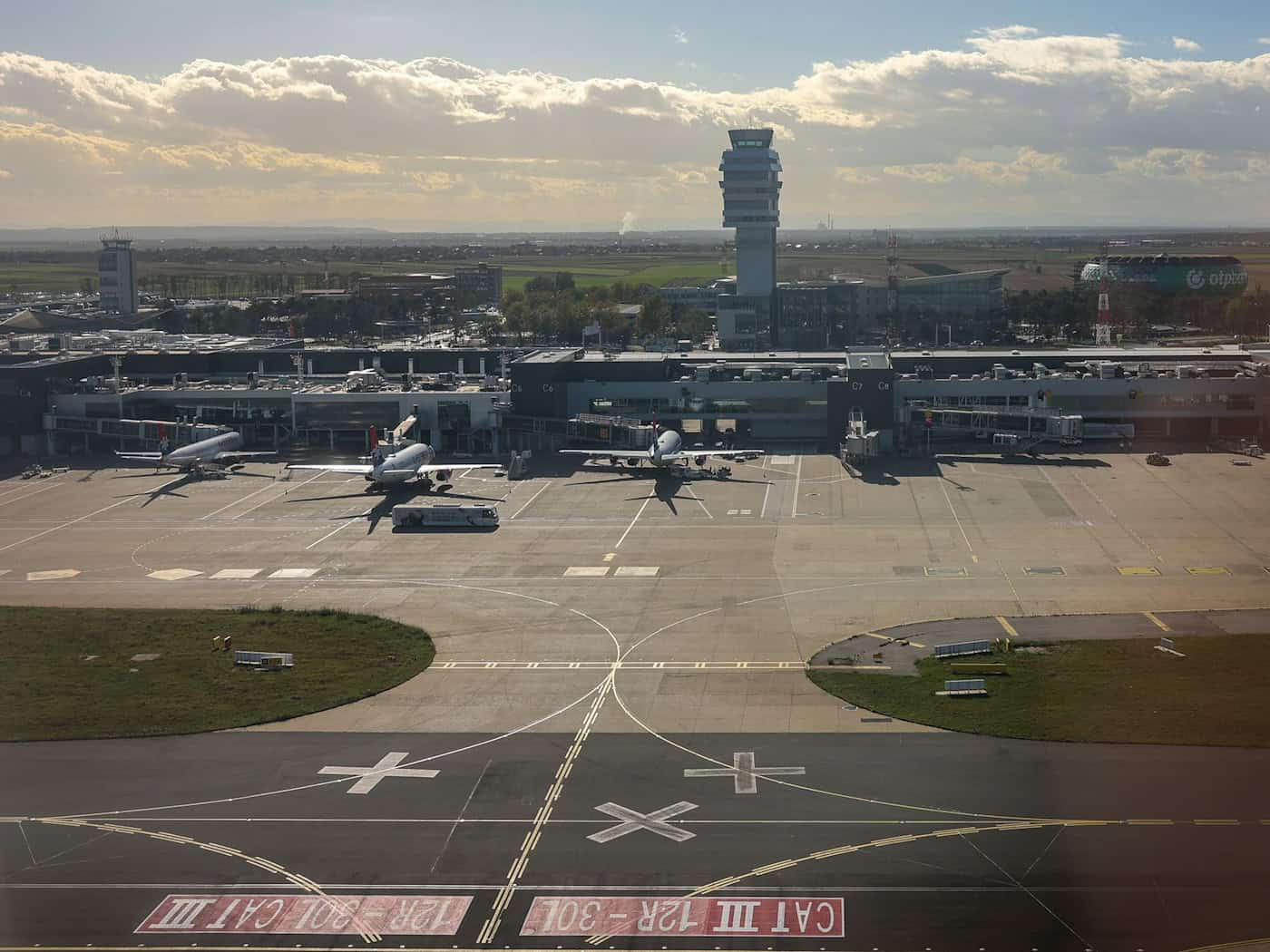 Der Nikola Tesla-Flughafen in Belgrad. Eine Maschine der Air Cairo musste auf dem Flug nach München dort ungeplant landen. (Archivbild) / Foto: Jan Woitas/dpa
