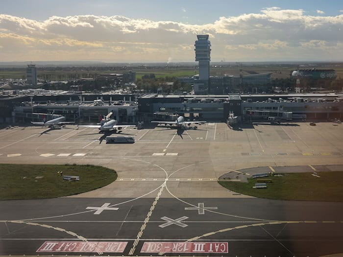 Der Nikola Tesla-Flughafen in Belgrad. Eine Maschine der Air Cairo musste auf dem Flug nach München dort ungeplant landen. (Archivbild) / Foto: Jan Woitas/dpa