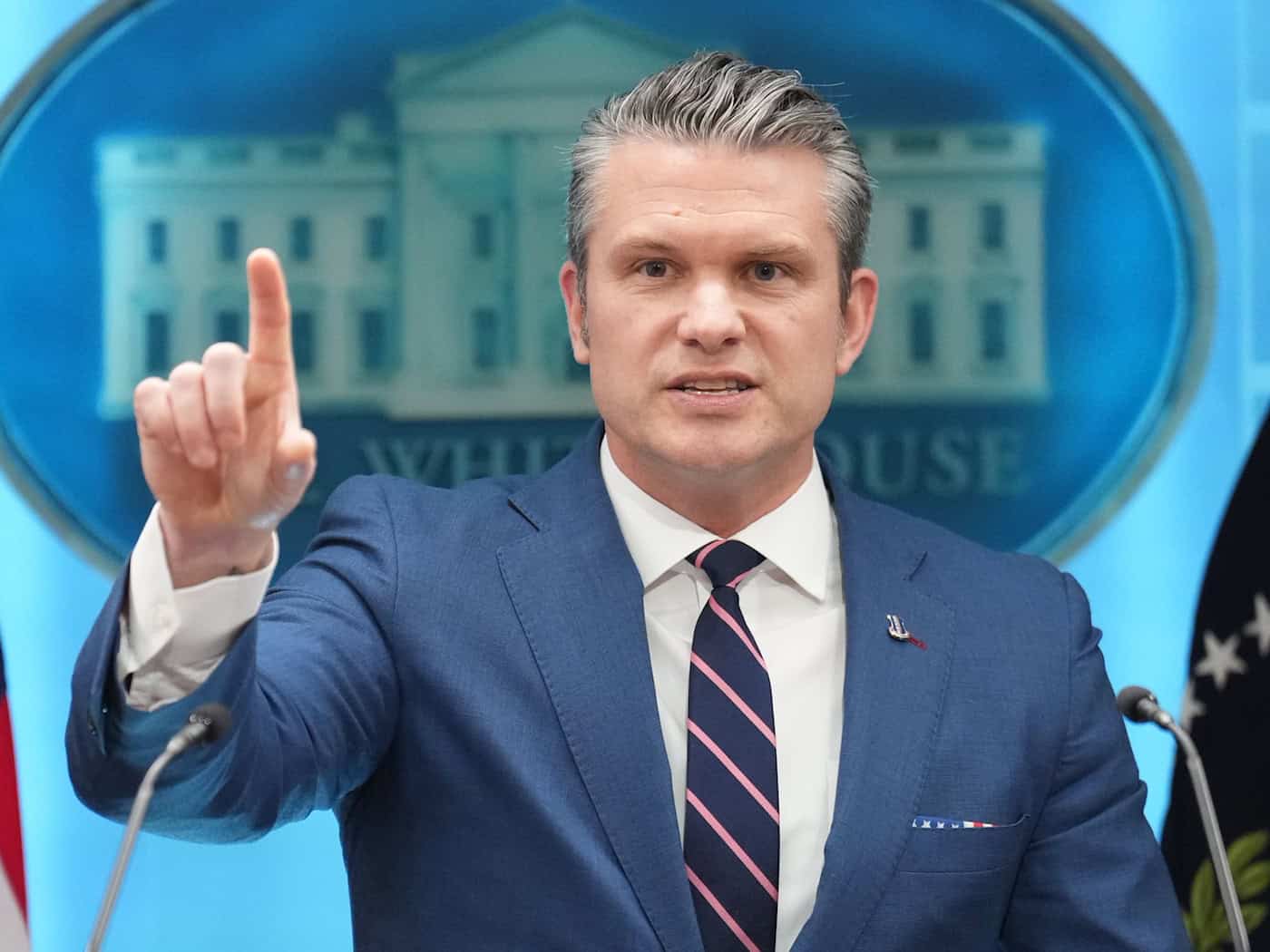 Pentagon-Chef Hegseth ordnet den Abzug von rund 5.000 Soldaten aus Deutschland an. (Archivbild) / Foto: Mark Schiefelbein/AP/dpa