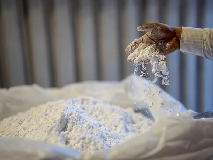 Lithium in einer chilenischen Verarbeitungsanlage. Dieser und viele andere Rohstoffe haben sich im ersten Quartal stark verteuert. (Symbolbild)   / Foto: Rodrigo Abd/AP/dpa