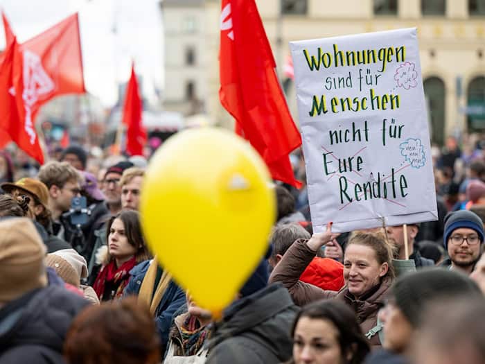 In München und anderen Großstädten formiert sich mittlerweile Widerstand gegen die unaufhaltsam steigenden Mieten. Eine Trendwende ist nach Einschätzung der sozial orientierten bayerischen Wohnungsunternehmen nicht in Sicht. (Symbolbild) / Foto: Lennart Preiss/dpa