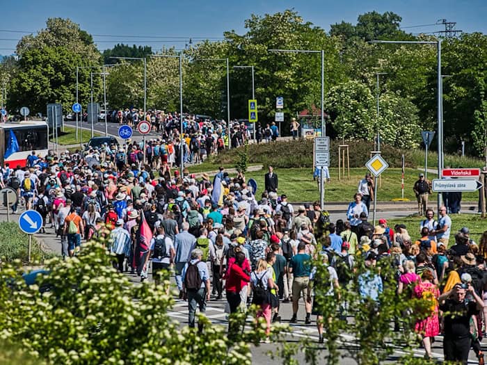 Der Versöhnungsmarsch folgt in umgekehrter Reihenfolge dem Brünner Todesmarsch, bei dem rund 27.000 Deutsche nach dem Zweiten Weltkrieg aus Brünn vertrieben wurden. / Foto: Uhlíø Patrik/CTK/dpa
