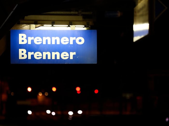 Auf der Bahnstrecke gibt es Verspätungen. (Archivbild) / Foto: Matthias Schrader/AP/dpa