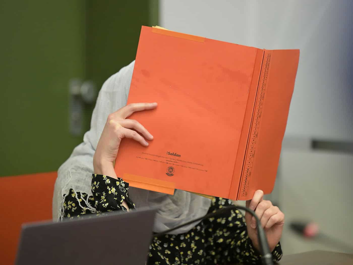 Vier Jahre soll die gebürtige Oberfränkin in Haft. Das Gericht sah es als erwiesen an, dass sie in Syrien überzeugtes Mitglied des Islamischen Staats war. (Archivbild) / Foto: Malin Wunderlich/dpa