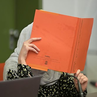 Vier Jahre soll die gebürtige Oberfränkin in Haft. Das Gericht sah es als erwiesen an, dass sie in Syrien überzeugtes Mitglied des Islamischen Staats war. (Archivbild) / Foto: Malin Wunderlich/dpa