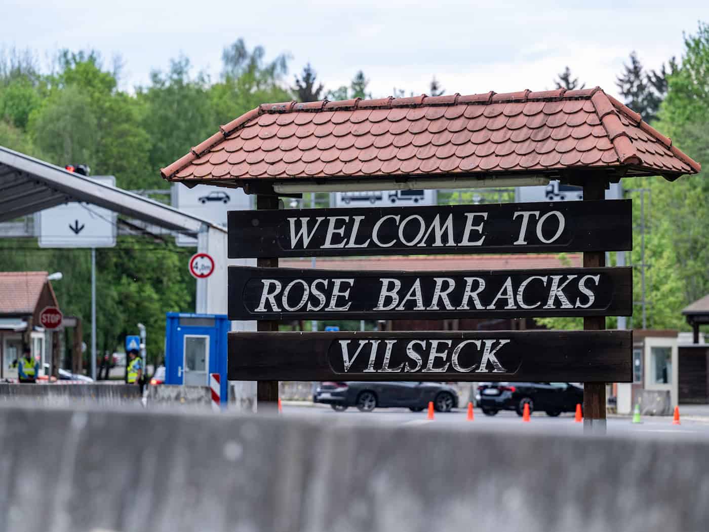 «Welcome to Rose Barracks Vilseck», steht am Eingang zum US-Standort in der Oberpfalz. Das US-Verteidigungsministerium hatte angekündigt, rund 5.000 der etwa 39.000 in Deutschland stationierten US-Soldaten abzuziehen.  / Foto: Armin Weigel/dpa
