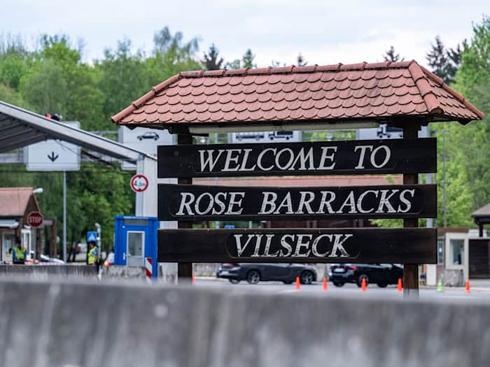 «Welcome to Rose Barracks Vilseck», steht am Eingang zum US-Standort in der Oberpfalz. Das US-Verteidigungsministerium hatte angekündigt, rund 5.000 der etwa 39.000 in Deutschland stationierten US-Soldaten abzuziehen.  / Foto: Armin Weigel/dpa