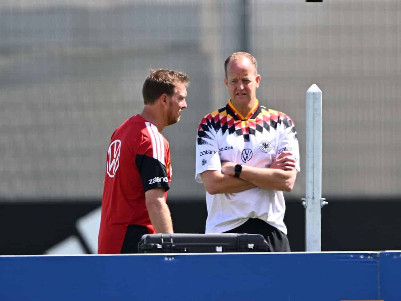 Bundestrainer Julian Nagelsmann (l) mit Teamarzt Jochen Hahne. / Foto: Federico Gambarini/dpa