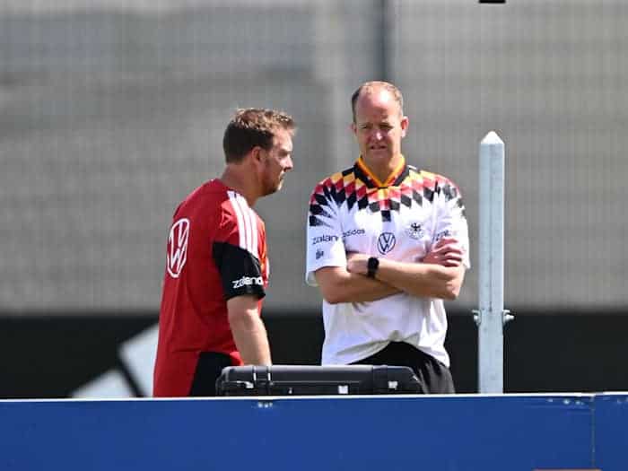 Bundestrainer Julian Nagelsmann (l) mit Teamarzt Jochen Hahne. / Foto: Federico Gambarini/dpa