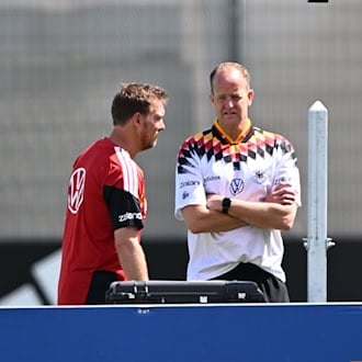 Bundestrainer Julian Nagelsmann (l) mit Teamarzt Jochen Hahne. / Foto: Federico Gambarini/dpa