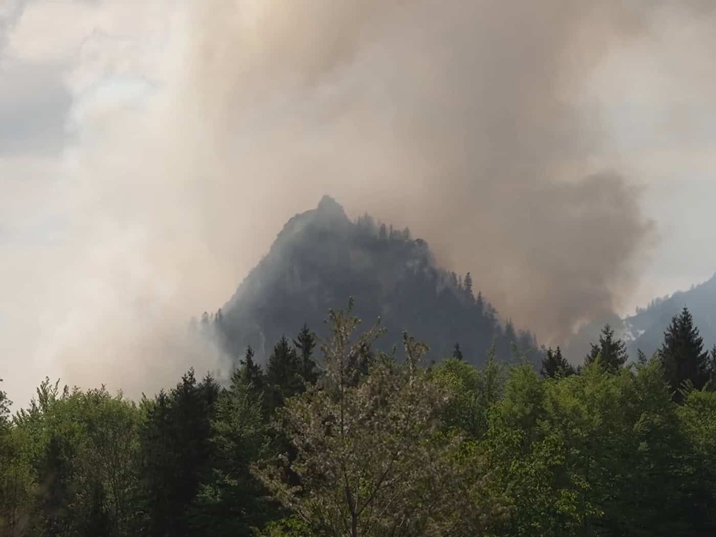 Dichter Rauch ist über dem Berg zu sehen. / Foto: Gabriel Neumayr/dpa