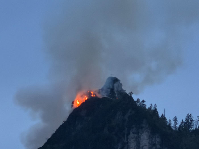  Die Feuerwehr kämpft gegen den Waldbrand. / Foto: Matthias Brüning/dpa