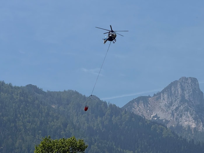 Weil das Gebiet schwer zugänglich ist, wird vor allem aus der Luft gelöscht.   / Foto: Matthias Brüning/dpa