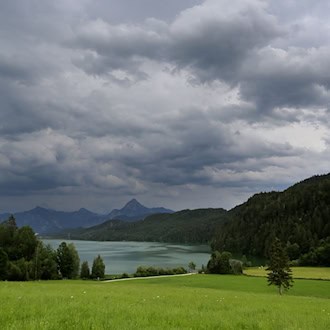 Am Weißensee ist ein Wanderer im steilen Felsgelände verunglückt. (Symbolbild) / Foto: Karl-Josef Hildenbrand/dpa